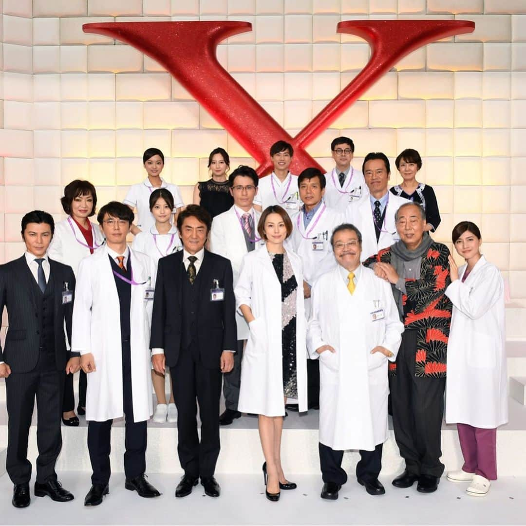 テレビ朝日「宣伝部」のインスタグラム：「今日は #ドクターX 制作発表記者会見でした✨  今回もたくさんの記者の方にお越しいただきました📸  来場いただいた記者の方に なんと「メロンです🍈請求書です📃」 でおなじみの風呂敷に包まれた箱をプレゼント…！ ・ 中身は・・・メロンではなく、メロンパンでした🥐 ・ 『ドクターX ～外科医・大門未知子～』 2019年10月17日（木）スタート👩‍⚕️ 【毎週木曜】よる9:00放送です📺  公式アカウントはこちら📲@doctorx_official  #テレ朝 #テレビ朝日 #テレ朝ドラマ #ドラマ #テレビの裏側 #宣伝部員日記 #大門未知子  #米倉涼子 #ユースケサンタマリア #市村正親 #西田敏行 #内田有紀 #勝村政信 #鈴木浩介 #武田真治 #清水ミチコ #藤森慎吾（#オリエンタルラジオ）#今田美桜 #戸塚純貴 #河北麻友子 #川瀬莉子 #岸部一徳 #遠藤憲一 #中園ミホ」