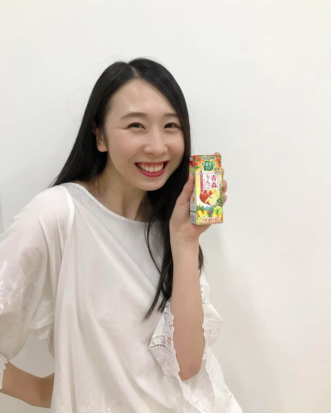 ときさんのインスタグラム写真 - (ときInstagram)「10/8(火)から、季節限定シリーズ『野菜生活 青森りんごミックス』が発売されます✨ ・ 私たちは、2年連続でアンバサダーを努めさせていただくということでとても嬉しいです👏😂 ・ 青森のりんごそのものの美味しさがぎゅっと凝縮した野菜ジュースという名のりんごジュースのような1本をぜひ毎日飲んでください🍎🍏 ・ ・ ・ #カゴメ #KAGOME #季節限定 #野菜生活 #野菜生活100 #青森りんごミックス #青森りんご #青森県産 #aomori #りんご #apple #野菜ジュース #アンバサダー #りんご娘 #ringomusume  1枚目→普通にとってるように見えて🙄 2枚目→実はこんな格好してました。 3枚目→ちゃとしたやつも載せときます笑」10月7日 20時49分 - toki_ringomusume