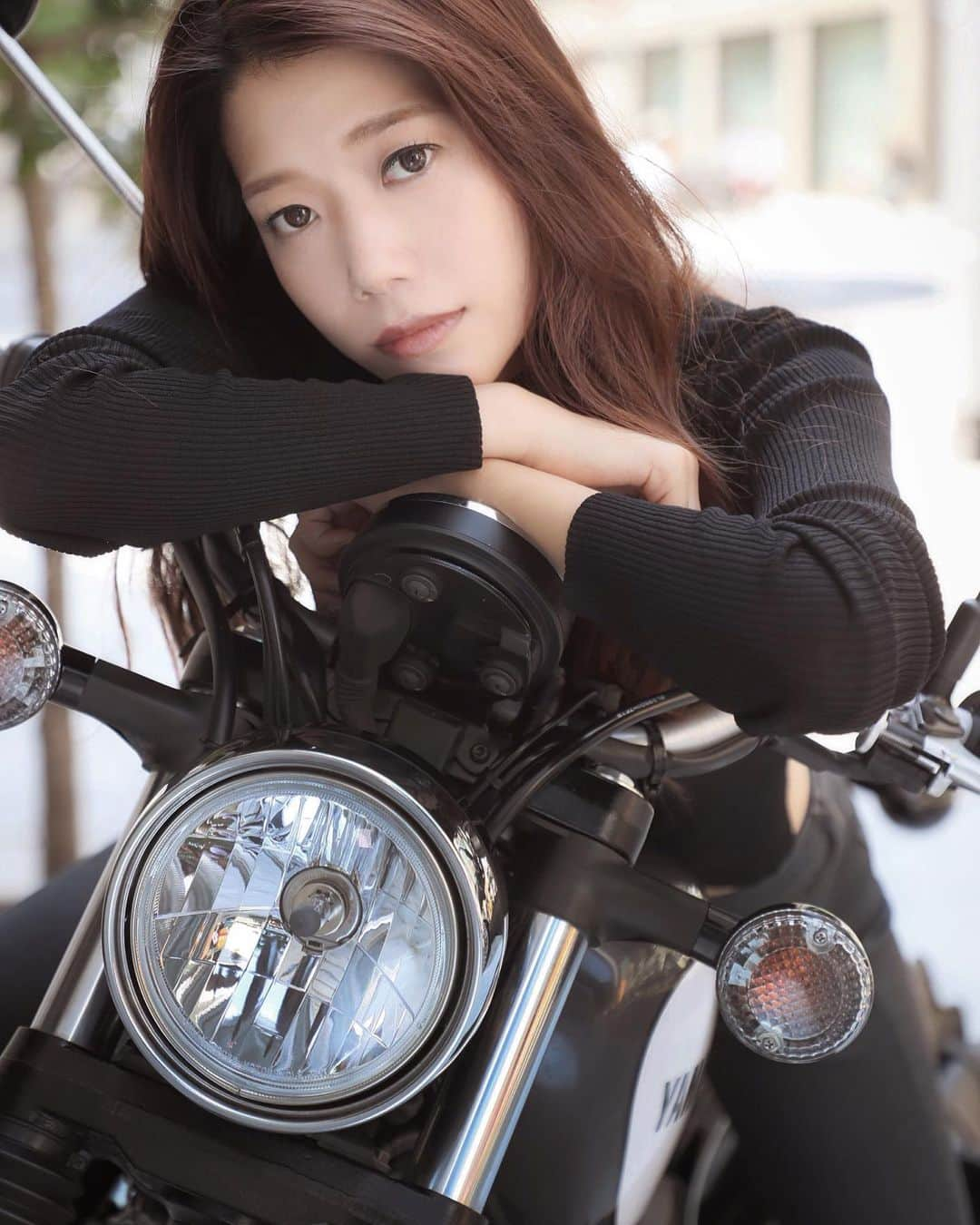 安田慎一さんのインスタグラム写真 - (安田慎一Instagram)「MaoちゃんxYAMAHA SCR950📸 大型バイク女子でモデルのまおちゃんとは教習所も一緒でした^ ^ スタジオにもバイクで颯爽とあらわれるのが素敵です✨ そして彼女の愛車に跨らせてもらうとつま先しか付かない件😂💦 model @mao.nkjm  #yamaha #yamahascr950  #canon #eos #1dxmarkii  #studioshin」10月7日 20時55分 - shinichiyasuda