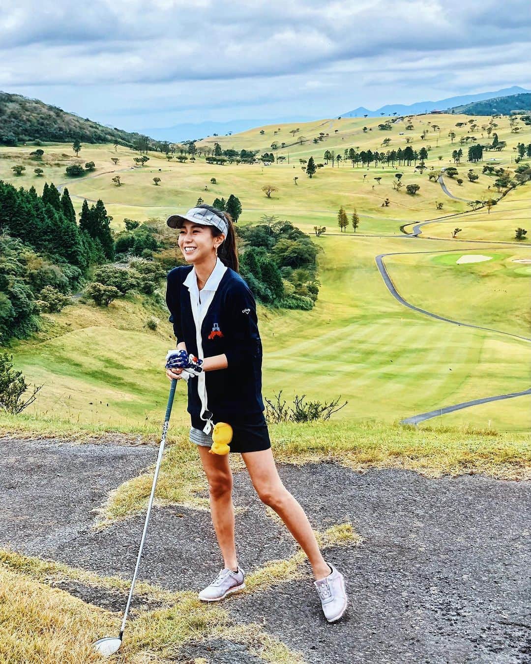 若尾綾香さんのインスタグラム写真 - (若尾綾香Instagram)「☆ golf🏌️‍♀️✨ 今回はハーフだけ周りました！ 涼しくなってきて気持ちが良いー！ 今くらいのお天気がゴルフにはぴったりね！ アップダウンある傾斜を歩くから、 健康的な運動ができました🧢  もらったボールホルダーの チキンラーメンのぴよこ🐣がぷらり。 . . #golf#golfswing#golfwear#callawaywear#callawayclubs#kissonthegreen#perlygates#ゴルフ#ゴルフスイング#ゴルフウエア#キャロウェイ#ゴルフクラブ#ゴルフラウンド#キスオンザグリーン#テーラーメイド#パーリーゲイツ#フィラ」10月7日 20時55分 - ayaka_wakao