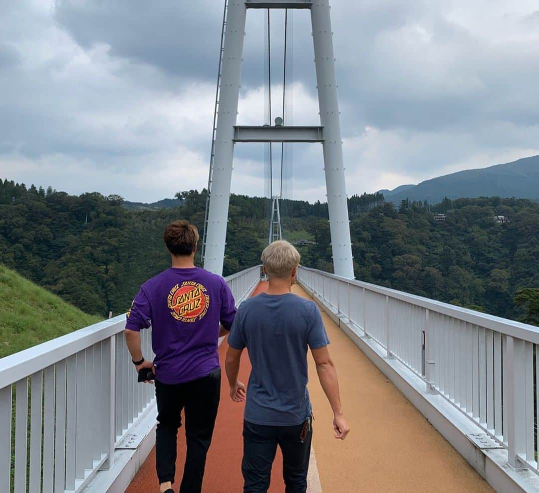 山ノ井拓己さんのインスタグラム写真 - (山ノ井拓己Instagram)「大分観光🐾 withヒロ&ヒロママ 長時間運転ありがと〜🚘 ・ ・ ・  #九重夢大吊橋  #竜門の滝  #旧豊後森機関庫」10月7日 20時55分 - takumi_yamanoi