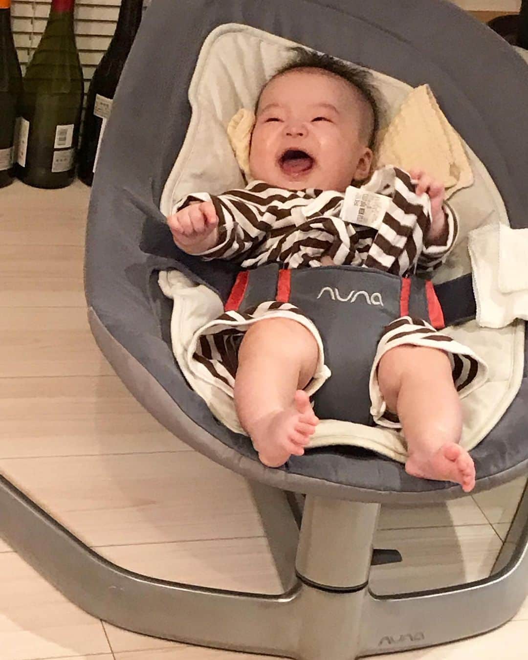 濱中鮎子のインスタグラム：「いつも眠る時間に寝ず、すごい笑ってる....... か、か、かわいいけれど、ね、ね、寝てくれ😑  #ゲラなお嬢  #母は万年寝不足」