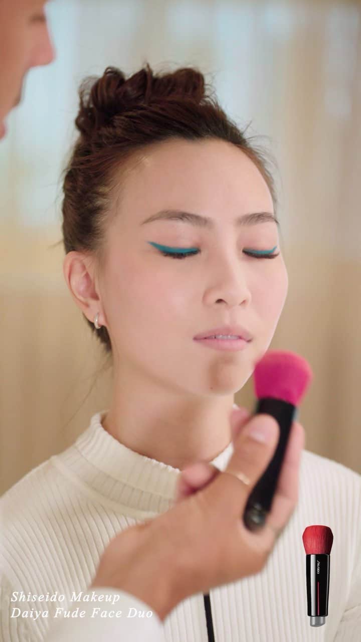 ソニアのインスタグラム：「I am one step closer to becoming asian Beyoncé with @makeupvincent using only @shiseido products! Tag a friend who’s obsessed with achieving flawless skin too! . All eyes on the new Synchro Skin Self-Refreshing Foundation that basically does what it's name promises - it refreshes ON ITS OWN, and is super long lasting even in this hot, tropical climate. . I had so much fun filming this little tutorial. More in my stories too 🥳  #SynchroSkin #InSyncAllWays」