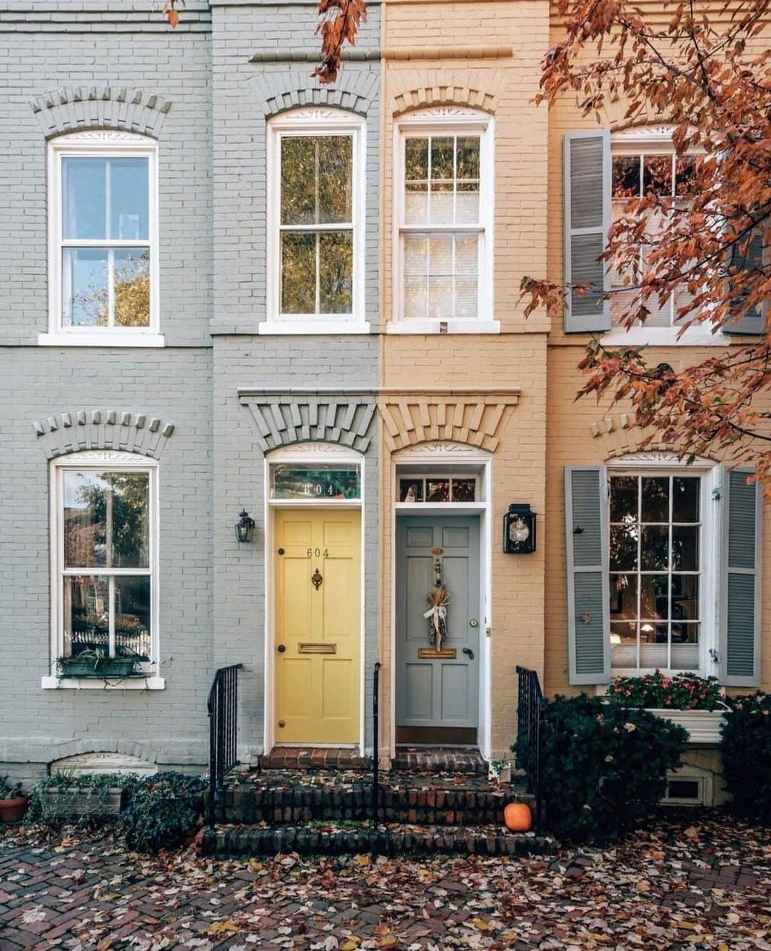 Anthropologieさんのインスタグラム写真 - (AnthropologieInstagram)「It's not fall until there's a pumpkin on the porch 🧡 Photo via @thatjanebird」10月7日 21時01分 - anthropologie