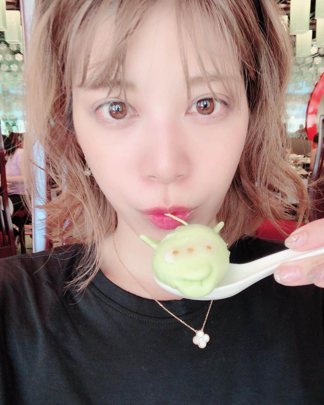 舞希セナのインスタグラム：「絶妙にブサイクちゃんで可愛すぎるよー💓💞食べるのがもったいない😂💙 ーーーーーーーーーーーーーーーーーーーーーーーーーーーーーー✄﻿ #飲茶 #ディズニーランド #小籠包 #香港  #迪斯尼 #ディズニー好き #クリスタルロータス #香港旅行 #おすすめ #かわいい #フォトジェニック」