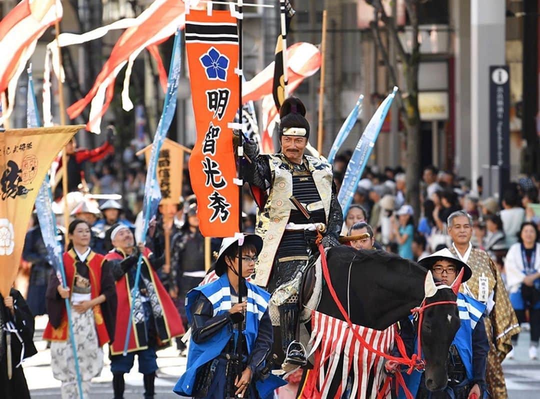 マイケル富岡のインスタグラム：「光栄ながら私 明智光秀 ついに参上♡2020年は明智光秀の年♡ 25万人を前に感動 感謝です♡ #明智光秀 #岐阜 #きぶ信長まつり #nhk #大河ドラマ #麒麟がくる #戦国武将 #マイケル富岡 #俳優 #タレント #actor #actorslife #love #gifu #horse #まつり #騎馬武者行列 #samurai #samuraihorsemen #parade #gifulove #repost #nhknews #tv #drama」