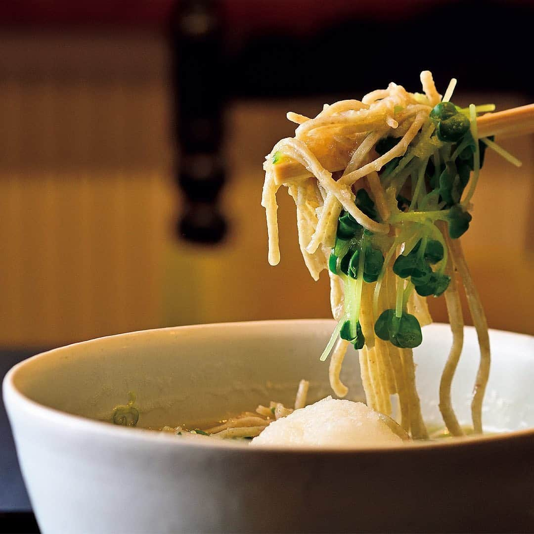 東京カレンダーさんのインスタグラム写真 - (東京カレンダーInstagram)「フレンチの名店が手掛ける、和モダンな蕎麦屋 代官山と恵比寿の中間、閑静なエリアにオープンした、和モダンな蕎麦店。ひときわ目立つ、和洋が融合したような個性的な外観が特徴だ。 . 『夕星』は、ミシュランの星を12年連続で獲得している代官山『レザンファン ギャテ』が手がけるとあって、メニューにも卓越したセンスが光る。 . 2種の蕎麦の食べ比べができるもりと粗挽きの盛り合わせも捨てがたいが、これからの季節は温かい蕎麦もおすすめ。 「みぞれそば」は、大根おろし、貝割れや九条ネギをよく十割蕎麦に絡めて頂こう。 . フォアグラの三五八テリーヌにトリュフの香りを纏った京鴨ロースなど、豊富に揃える日本酒にもぴったりな蕎麦前も多数だ。 . 店名 ▷夕星 最寄り駅 ▷恵比寿 ジャンル ▷和食・そば TEL ▷03-6455-1200 住所 ▷渋谷区恵比寿西 1-30-13 グリーンヒル代官山 1F シチュエーション ▷ デート・友人・おひとり様 . ー続きは東カレwebまたはアプリにてー ▶︎『　東京カレンダー　夕星　』で検索！ . #東京カレンダー #tokyocalendar #東カレ #東カレグルメ #東京グルメ #tokyogourmet  #tokyofood #tokyoeats #tokyorestaurant #japanesefoodie #フレンチ#モダン#名店#そば#soba」10月7日 21時23分 - tokyocalendar