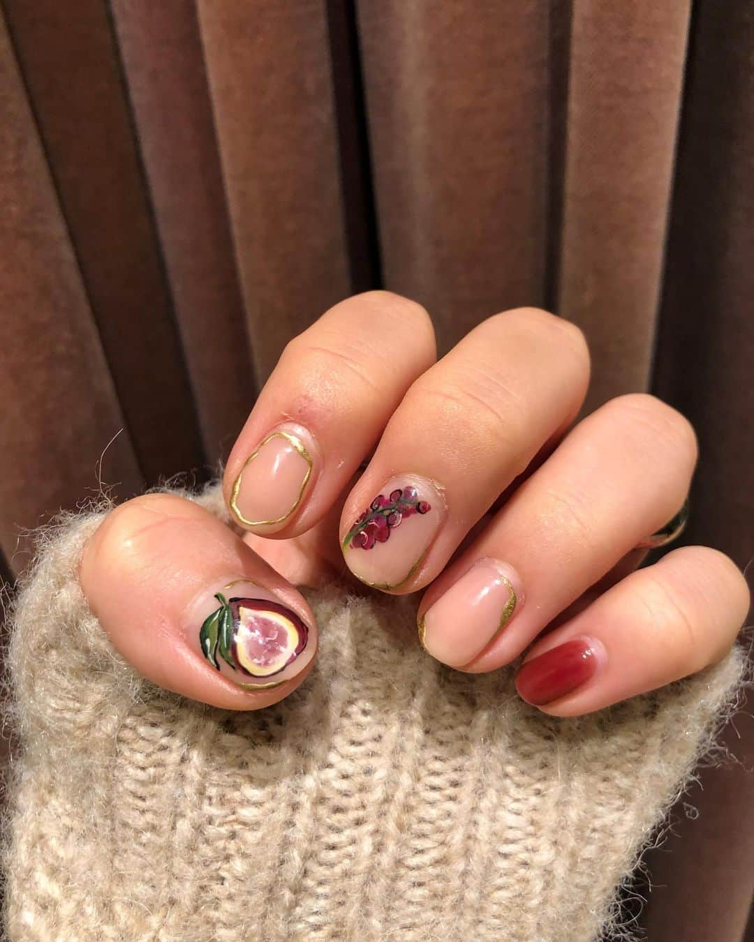 菅野梓のインスタグラム：「. . 秋の旬の果物ネイル🥭🍇🌰 いつもよりちょっぴり大人しめ、かわいくてお気に入り❤︎ . @grabnail  また次も楽しみにしてます🥺♡ . #ジェルネイル #jellynails #ぶどう#いちじく#kannonail」