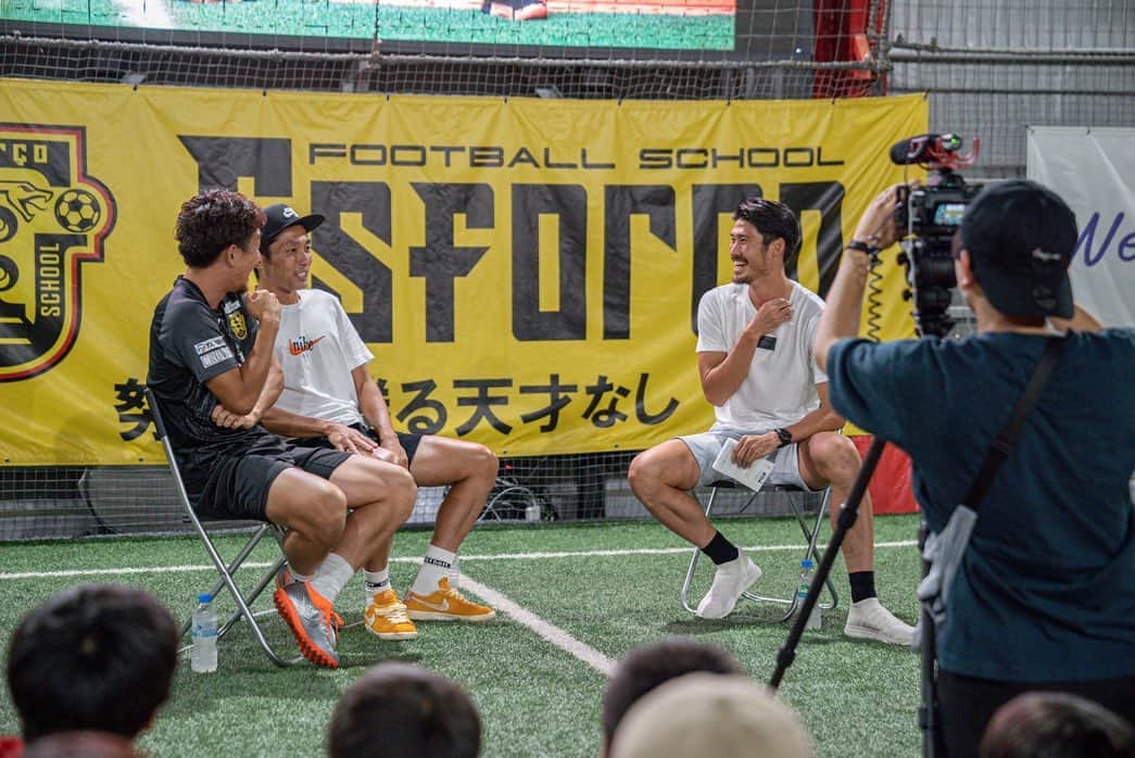 のインスタグラム：「撮影風景📸📸📸 同じチームメイトの鈴木大輔選手が開設しているYouTubeチャンネル『HISTORIA』に出演させてもらいました😆 親御さんを前に主には小学生の時のエピソードを偉そうに話しさせてもらいました💦笑  真剣な話から笑いあり深い話もありと楽しい時間だった‼︎ あとは編集の力で更に面白くなってるはず🤣🤣🤣笑  是非、皆さんもチェックして見てくださいね(^^) @urawaredsofficial  #チームメイト  #浦和レッズ  #鈴木大輔 選手 @4daisuke4  #YouTube #HISTORIA #チャンネル #番組  #撮影  #場所 #エスフォルソ #エスフォルソフットボールスクール #宇賀神友弥 選手 @ugajin.no3  #昔話  第1話は今日スタートかな(^^)」