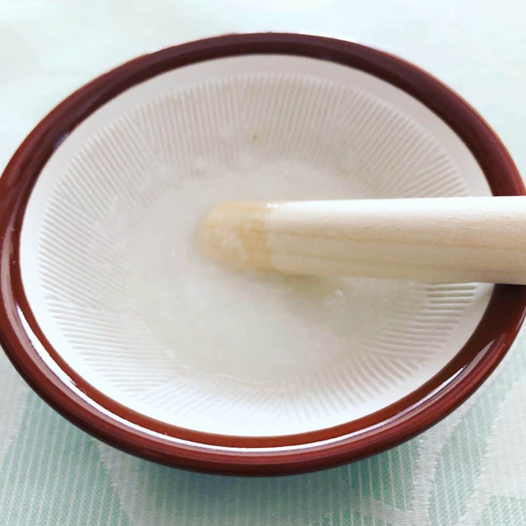 逸見太郎のインスタグラム：「うちにあったミニすり鉢 何に使うのかと思ったら... いよいよ離乳食デビュー❗️ #離乳食#デビュー#10倍粥#おかゆ#はじめてのひとくち#息子#5ヶ月 #スプーンひとさじ  自分が赤ちゃんの時も こんなんしてくれたのかなぁ❓ 😳」