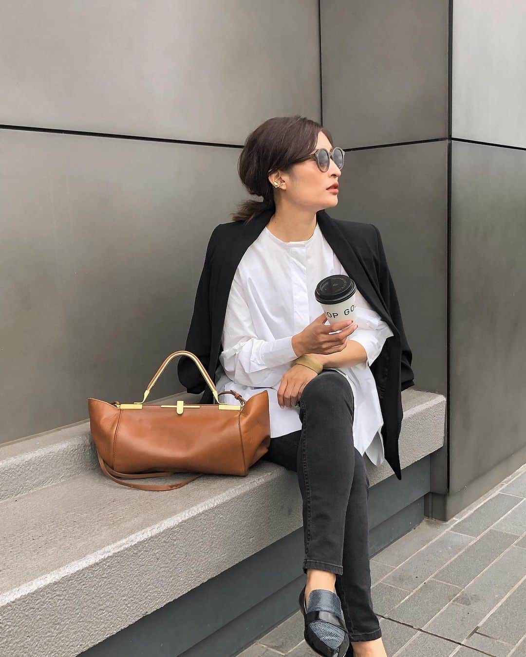 Ayaさんのインスタグラム写真 - (AyaInstagram)「#outfitoftheday . シンプルの極み この3色が好き! . tops @cosstores  jacket denim @zara  bag @zanchetti_italia . #ZARA #シンプルコーデ #ジャケットコーデ  #プラワンコーデ #zanchetti_aya」10月7日 21時25分 - aya_green1010