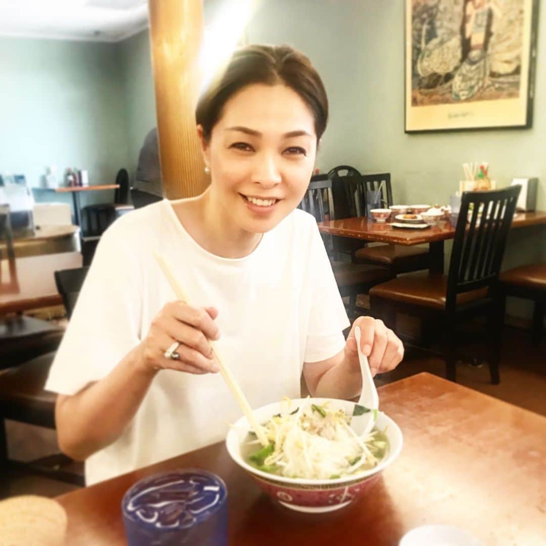 川原亜矢子のインスタグラム：「Yummy🥰 #losangels #restaurant #vietnamesecuisine #salad #healthyfood #redouté #ロサンゼルス #レストラン #ベトナム料理 #サラダ #ヘルシーフード#ルドゥテ #ayakokawaha #川原亜矢子」