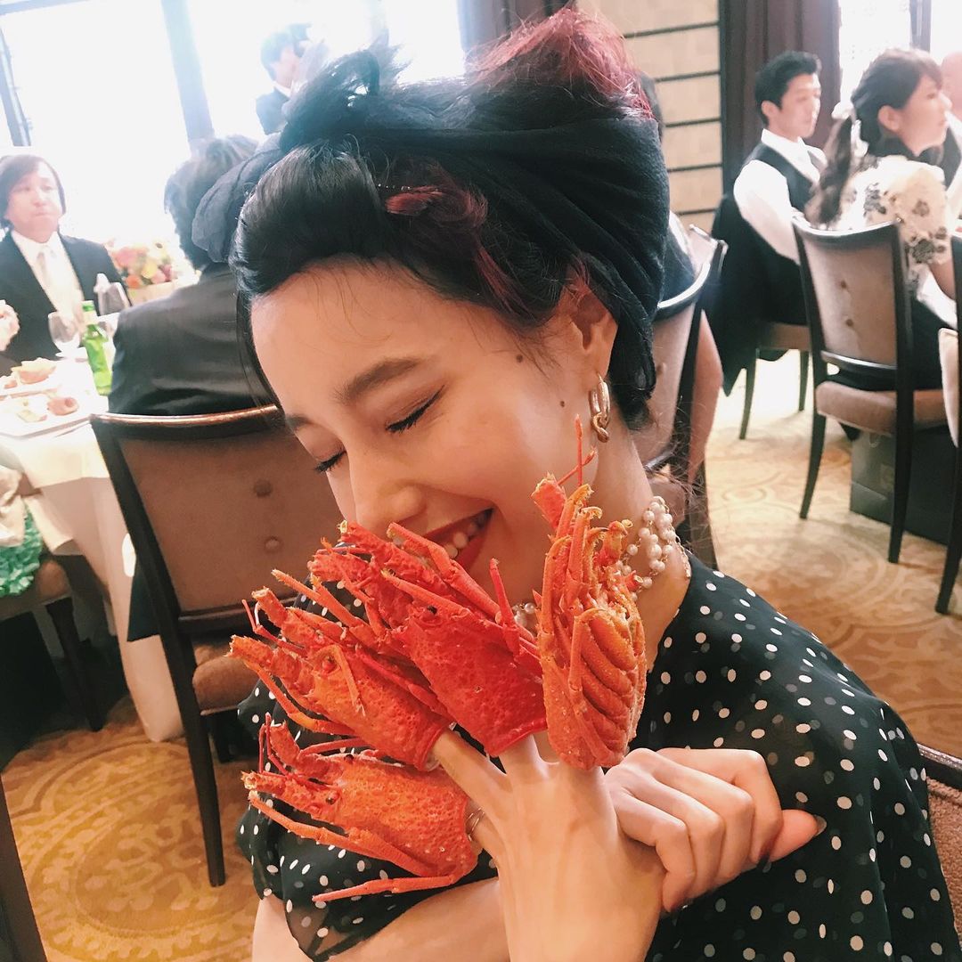 TsurutaHitomiのインスタグラム：「友人の結婚式にくるっとした前髪をやりたすぎて伸ばしてたけど、切るタイミング失って3ヶ月、やっとバッサリいった🥰スッキリ🏃‍♀️」