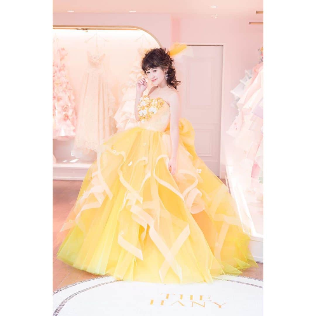 THE HANYさんのインスタグラム写真 - (THE HANYInstagram)「【Colette コレット 】菊地亜美さんはオレンジを着用♡グリーン・オレンジ・ピンク(直営店限定カラー)をご用意しています♡ . 胸元いっぱいのお花・グラデーションのドレス・妖精のような大きなリボンがポイント！ タレントの菊地亜美さん ( @amikikuchi0905 さん )にオレンジをご披露宴でご着用いただいたこともあり、大人気のドレスです♡ . . 【 #thehanyコレット 】 弾むような軽やかなフリルに様々な紫陽花を散りばめたボリュームスカートがインパクトあるシルエット。 . チュールの縁にはホースヘアーを施すことでより立体的なボリュームをだしています。 . チュールや花はもちろんカラーパール一粒まで、 透明感のある華やか色にこだわって選び抜いています。 . ハート型に留めつけられた花びらと、 フェアリーのような大きなバックリボンは 花嫁様をより愛らしくみせるためのTHE HANYならではのメソッドです。 . バックリボンは取り外しできるので花嫁様のお好みでコーディネート可能。 . ピンクコレットのみ、パフショルダーが付いています♡ . いままでTHE HANYになかった爽やかなライトグリーンと キュートで元気なメージのオレンジ、 2019年に直営店限定カラーで登場した、ピンクの3色展開です。 . #thehany_yellowdress  #thehany_orangedress  #thehany_gradationdress  #thehany_pinkdress  #thehany_dressmovie  #thehany_colordress #thehany_flowerdress  #ザハニー　 #プレ花嫁 #結婚式準備 #ウェディングドレス #カラードレス  #菊地亜美さん　 #ピンクドレス　 #オレンジドレス　 #グリーンドレス . . .  東京本店は9月7日より住所・電話番号が変更になりました！ . ▼新しいお問い合わせ先はこちらです THE HANY東京本店 (アトリエ)〒107-0062 東京都 港区 南青山２-８-２ 南青山サマリヤマンション 801号室 ​ TEL： 03 5413 3982 MAIL：info@the-hany.jp ​資料請求・お問い合わせ：https://contact-the-hany.jp/#inquiry . . . 【THE HANY直営店】 直営店は4店舗あります！ 店舗別アカウントもぜひご覧ください。 東京 : 03 5413 3982 大阪 : 06 6252 8210 仙台 : 022 227 8210  札幌 : 011 280 8282」10月7日 21時29分 - thehany_official