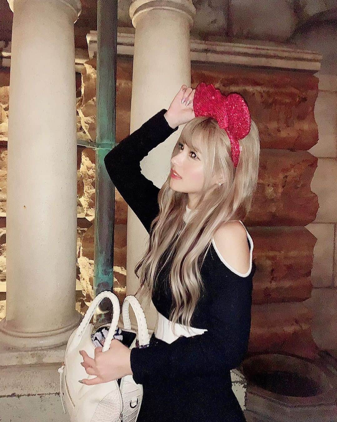 アンジェリカのインスタグラム：「♡ .  Disney来てます～❤ タワテラ2回目並んでるよ♡ Radyのワンピ鬼style盛れる！❤ ♡ .  #disneysea #disney #タワテラ #rady #ファッション #コーデ #目が光る人 #いいね #エクステ」