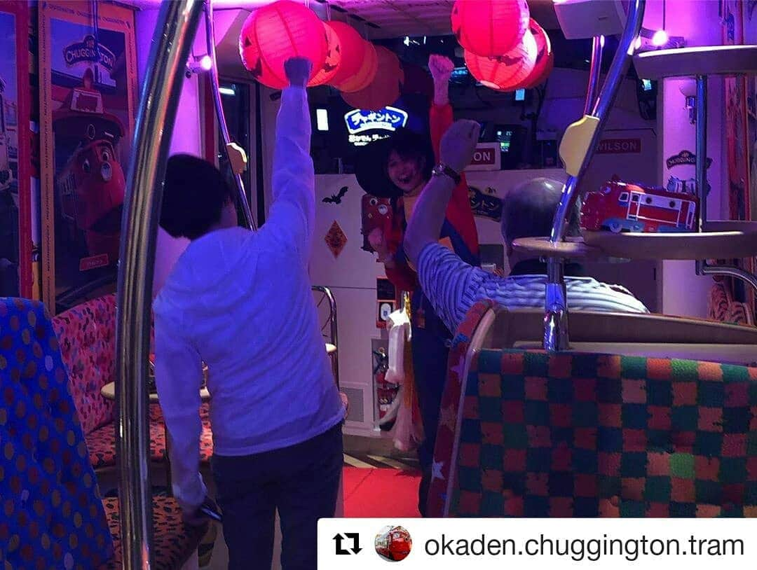 岡山放送さんのインスタグラム写真 - (岡山放送Instagram)「#Repost @okaden.chuggington.tram (@get_repost) ・・・ ☆★☆★ こんにちは☆あすかおねえさんです! おかでんチャギントン電車は先週の金曜日の夜に岡山の街を走っていたよ🌝 見たよ〜ってお友だちはいるかなぁ👀❓ ・ ・ さて皆様、いつも温かいメッセージをありがとうございます😊 みんなから多く寄せられていたご質問にお答えします！  おかでんチャギントンミュージアムのテラスではご飯を食べられるよ🍱🍭🍼 皆で青空の下で食べよう☀️ あすかおねえさんより  #おかでんチャギントン  #夜の #チャギントン電車  #チャギントン  #おかでんチャギントンミュージアム #テラスで #おべんとう  GO！GO！チャギントンは毎週日曜あさ6時15分～#8ch#OHK#岡山放送 で好評放送中！」10月7日 21時50分 - ohk_official