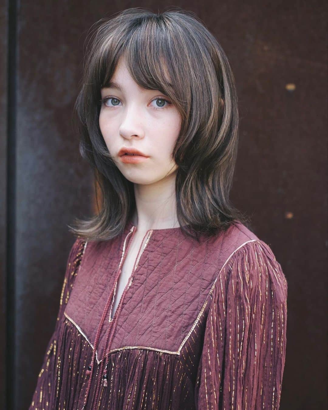 のインスタグラム：「ころんとしたマロンマッシュウルフ。 つるんと艶々に仕上げています。 ヴィンテージワンピースなんかにとてもよくお似合いです。リップは赤みブラウン。ヘアもメイクもファッションも楽しい秋がやってきて嬉しいな〜」
