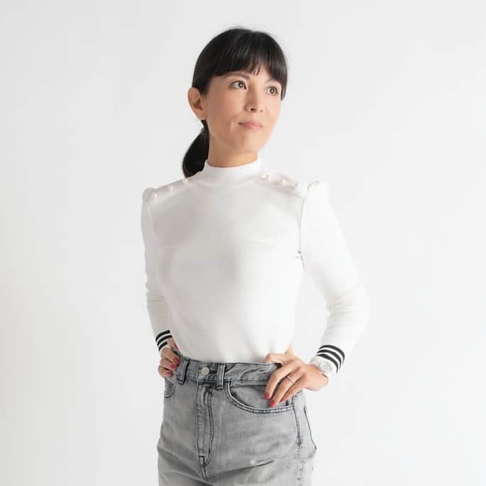 BORDERS at BALCONYのインスタグラム：「存在感のある「PEARL TOP」は「5 POCKETS DENIM PANTS」でカジュアルダウンする着こなしもオススメです。この組み合わせ、最近柴田もよく着ています！とてもかわいいので、ぜひ　@bordersatbalcony_officialでチェックしてください！⁠⠀」