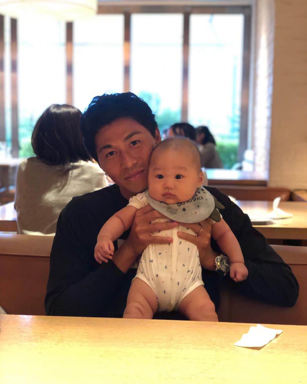 丸山祐市のインスタグラム：「OFF  息子と遊んで充電完了👶 また明日から頑張るぞー‼️🏃‍♂️ #休日 #ファミリーデー #息子  #夜のルーティン  #絵本  #おすすめ教えて  #丸山祐市」