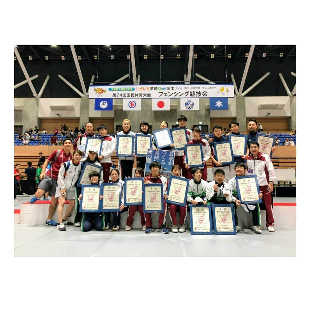 梅津春香さんのインスタグラム写真 - (梅津春香Instagram)「茨城国体終了！🤺 6年前の東京国体で一緒に皇后杯を取った成年女子の先輩方と、また国体に出ることができました。  一緒にチームを組んだのは、私が小学生の時からカッコイイと思っていたお姉様たち。  まかさ成年になって肩を組む日が来るとは、、、🤣 私も大きくなりました。(今も小さいけど)  頼もしい先輩方に囲まれ、試合が楽しかったです✨  これからは山形を引っ張るお姉さんに少しずつ近づいていきます。  #茨城国体 #水戸 #令和元年 #天皇陛下御即位記念 #チーム山形 #フェンシング #fencing #フルーレ #笑顔の4位 #サーブル #7位 #わたし #幻の1本 #国体 #経験値 #レベルアップ #チーム東北 #東北の底力 #東北は一つ #東北 #山形 #成年女子 #悠里さんの元気には敵わない #コーラ #全員 #当たる #運持ち #これも #一期一会の恩恵 #かな」10月7日 21時53分 - haruka_umetsu