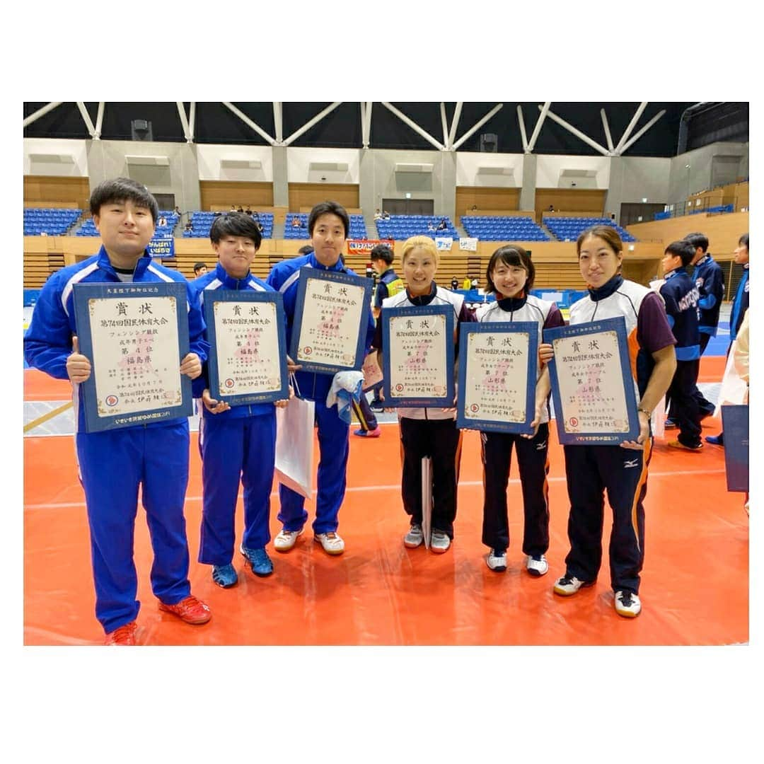 梅津春香さんのインスタグラム写真 - (梅津春香Instagram)「茨城国体終了！🤺 6年前の東京国体で一緒に皇后杯を取った成年女子の先輩方と、また国体に出ることができました。  一緒にチームを組んだのは、私が小学生の時からカッコイイと思っていたお姉様たち。  まかさ成年になって肩を組む日が来るとは、、、🤣 私も大きくなりました。(今も小さいけど)  頼もしい先輩方に囲まれ、試合が楽しかったです✨  これからは山形を引っ張るお姉さんに少しずつ近づいていきます。  #茨城国体 #水戸 #令和元年 #天皇陛下御即位記念 #チーム山形 #フェンシング #fencing #フルーレ #笑顔の4位 #サーブル #7位 #わたし #幻の1本 #国体 #経験値 #レベルアップ #チーム東北 #東北の底力 #東北は一つ #東北 #山形 #成年女子 #悠里さんの元気には敵わない #コーラ #全員 #当たる #運持ち #これも #一期一会の恩恵 #かな」10月7日 21時53分 - haruka_umetsu