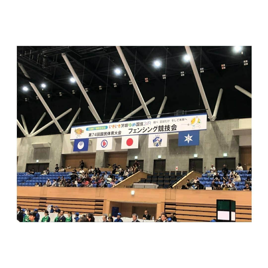 梅津春香さんのインスタグラム写真 - (梅津春香Instagram)「茨城国体終了！🤺 6年前の東京国体で一緒に皇后杯を取った成年女子の先輩方と、また国体に出ることができました。  一緒にチームを組んだのは、私が小学生の時からカッコイイと思っていたお姉様たち。  まかさ成年になって肩を組む日が来るとは、、、🤣 私も大きくなりました。(今も小さいけど)  頼もしい先輩方に囲まれ、試合が楽しかったです✨  これからは山形を引っ張るお姉さんに少しずつ近づいていきます。  #茨城国体 #水戸 #令和元年 #天皇陛下御即位記念 #チーム山形 #フェンシング #fencing #フルーレ #笑顔の4位 #サーブル #7位 #わたし #幻の1本 #国体 #経験値 #レベルアップ #チーム東北 #東北の底力 #東北は一つ #東北 #山形 #成年女子 #悠里さんの元気には敵わない #コーラ #全員 #当たる #運持ち #これも #一期一会の恩恵 #かな」10月7日 21時53分 - haruka_umetsu