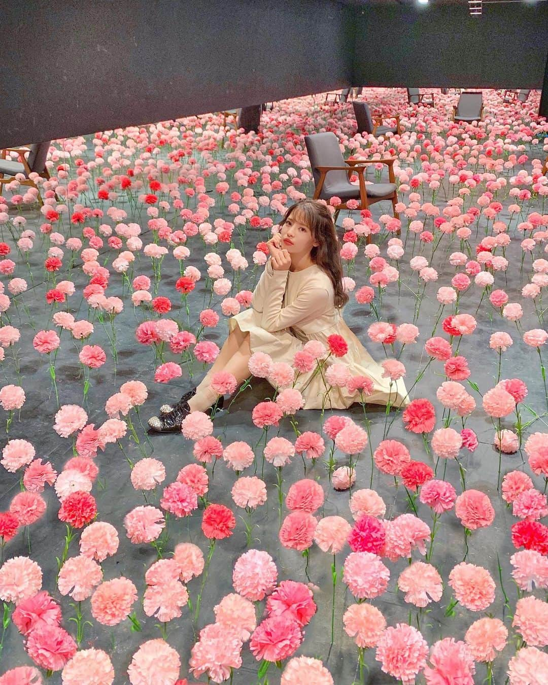 小沼瑞季さんのインスタグラム写真 - (小沼瑞季Instagram)「💐💐💐﻿ ﻿ 韓国へ行ってきたよ〜🇰🇷﻿ ﻿ 今回、絶対行く！って決めてた『piknic💐』﻿ 期間限定でこのお花のアート会場が﻿できてたの〜💕💕 素敵すぎた。﻿ ﻿ 最終入場ぎりぎりだったので﻿ 人がいなくてこんな写真が撮れた🤳✨﻿ （むしろ入場時間過ぎてたんだけど﻿ 優しいスタッフのお姉さんがいれてくれた😭💕）﻿ カフェやショップも併設されていて﻿ 夜遅くはバーにもなるらしいよ🍾﻿ ﻿ このお花のアートは今月27日までらしい！﻿ 10月に韓国行く子はぜひに🌹！！﻿ ﻿ 【piknic】﻿ 서울 중구 퇴계로 6가길 30(남창동 194) 入場料  15000ウォン﻿ 火〜日 11:00〜19:00（最終入場18:30）﻿ 月曜定休﻿ ﻿ ﻿ #piknic#cafepiknic#カフェピクニック#ピクニック#카페피크닉#피크닉#韓国カフェ#韓国#韓国旅行#みいきのカフェめぐり☕️🍰#みいきとらべる✈️ ﻿ ﻿」10月7日 21時53分 - mizukikonuma