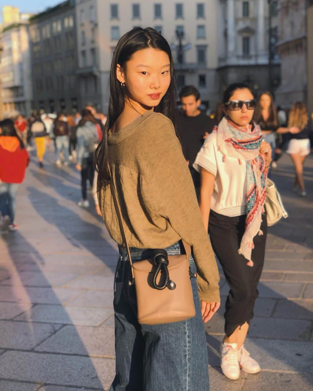 ペ・ユニョンさんのインスタグラム写真 - (ペ・ユニョンInstagram)「In Milan with @0914gonguilsa 👝 Photo by @hoooooyeony  호연작품 🖤」10月7日 22時01分 - mulan_bae