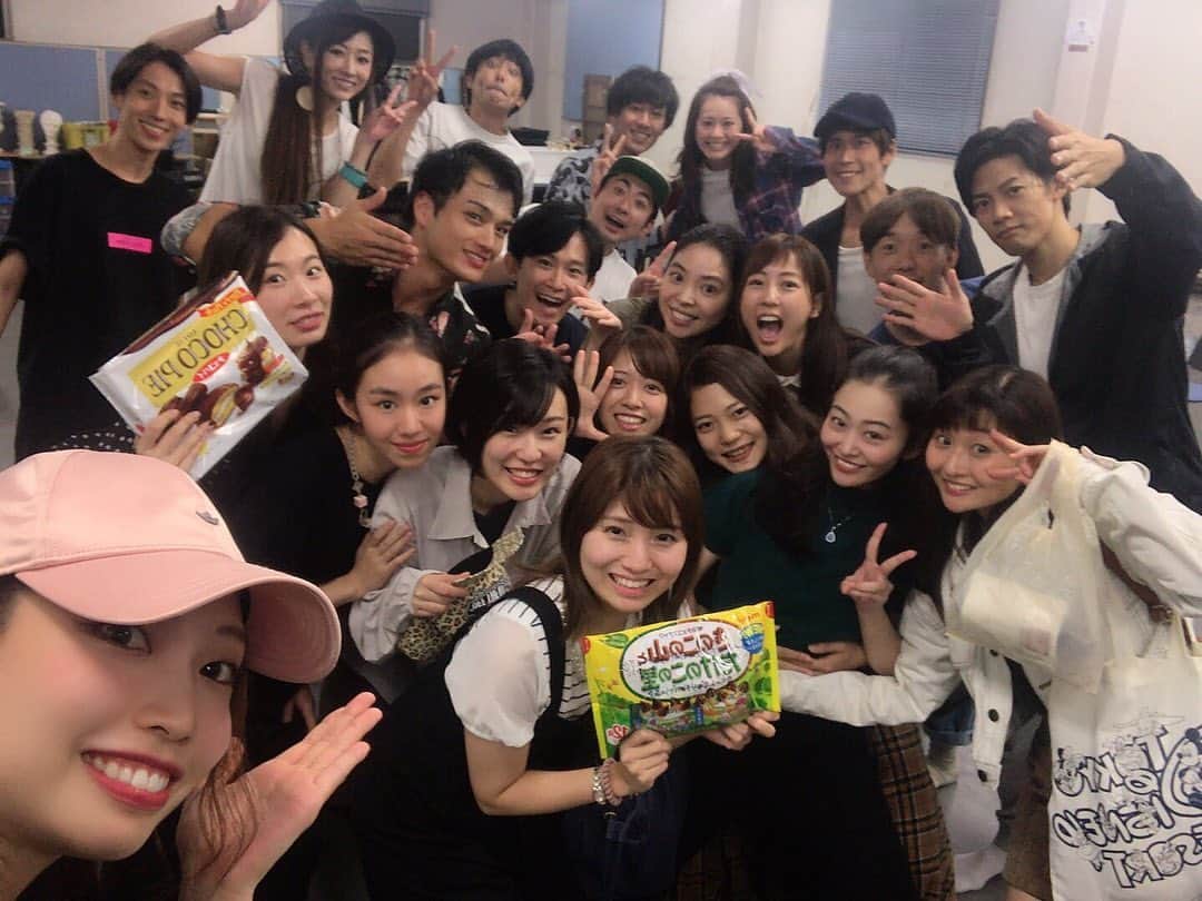 うえむらちかさんのインスタグラム写真 - (うえむらちかInstagram)「舞台『The Great Gatsby In Tokyo』﻿ ﻿ 打ち上げも盛り上がりました🍻﻿ ﻿ 思い返せば稽古の後にみんなでご飯、パンケーキ、呑み、人狼ゲームなどなど…﻿ ﻿ こんなにたくさんの人数で﻿ 一つのテーブルについて﻿ 毎日色んなことを話したなあと☺️﻿ ﻿ 誕生日を迎えた瞬間は﻿ 帰りの電車に乗る寸前で﻿ その場にいたみんながハッピーバースデーを歌ってくれるという﻿ 幸せの瞬間でした💕﻿ ﻿ ご飯会ではサプライズでお祝いしてもらい（動画🎥はswipeしてね☞）﻿ ﻿ 本当に学校のクラスメイトみたいで﻿ （いや、実際の学校だとこんなみんなで集まることはなかったけども笑）﻿ 「こんなに仲の良い座組みは珍しい」と﻿ みんな口を揃えて言っていました❣️﻿ ﻿ ﻿ この繋がったご縁を大切にして﻿ またみんなと一緒の舞台に立てるように﻿ 今日からまた頑張っていきたいと思います‼️﻿ ﻿ また会おうね、友よ🤝﻿ ﻿ ﻿ #ギャツビー2019﻿ #舞台 #女優 #お芝居﻿ #ddd青山クロスシアター」10月7日 22時16分 - uemurachika