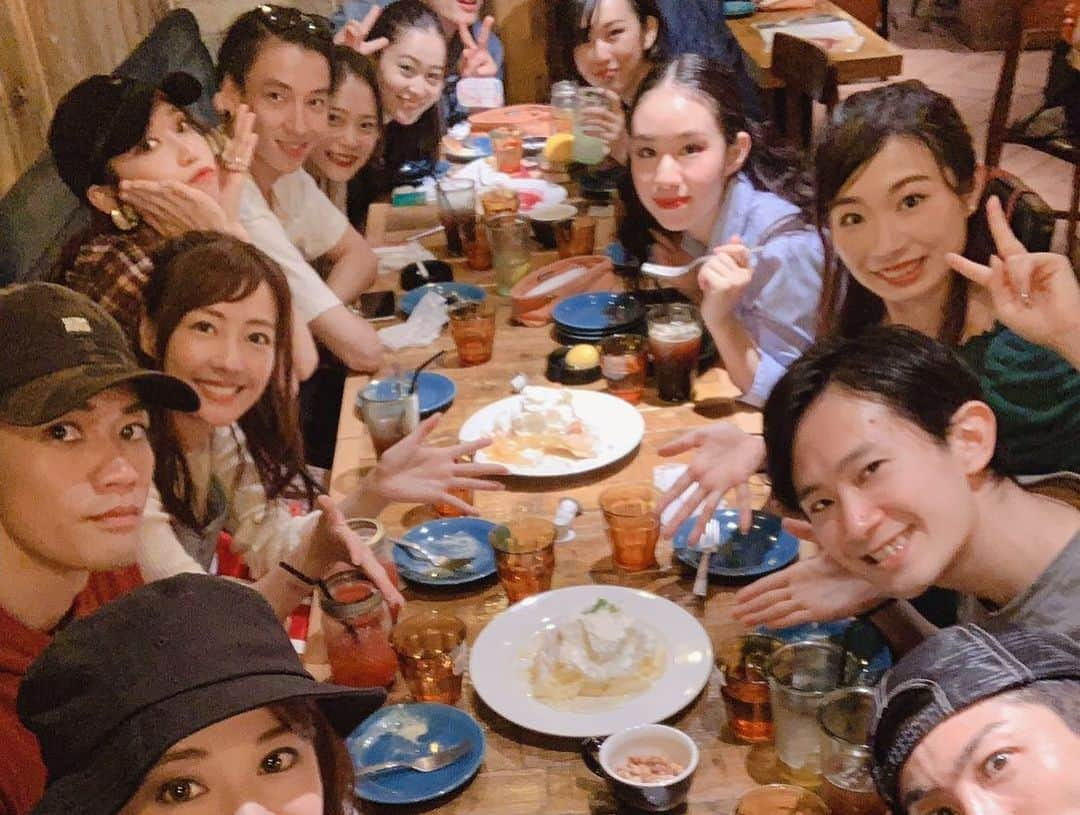 うえむらちかさんのインスタグラム写真 - (うえむらちかInstagram)「舞台『The Great Gatsby In Tokyo』﻿ ﻿ 打ち上げも盛り上がりました🍻﻿ ﻿ 思い返せば稽古の後にみんなでご飯、パンケーキ、呑み、人狼ゲームなどなど…﻿ ﻿ こんなにたくさんの人数で﻿ 一つのテーブルについて﻿ 毎日色んなことを話したなあと☺️﻿ ﻿ 誕生日を迎えた瞬間は﻿ 帰りの電車に乗る寸前で﻿ その場にいたみんながハッピーバースデーを歌ってくれるという﻿ 幸せの瞬間でした💕﻿ ﻿ ご飯会ではサプライズでお祝いしてもらい（動画🎥はswipeしてね☞）﻿ ﻿ 本当に学校のクラスメイトみたいで﻿ （いや、実際の学校だとこんなみんなで集まることはなかったけども笑）﻿ 「こんなに仲の良い座組みは珍しい」と﻿ みんな口を揃えて言っていました❣️﻿ ﻿ ﻿ この繋がったご縁を大切にして﻿ またみんなと一緒の舞台に立てるように﻿ 今日からまた頑張っていきたいと思います‼️﻿ ﻿ また会おうね、友よ🤝﻿ ﻿ ﻿ #ギャツビー2019﻿ #舞台 #女優 #お芝居﻿ #ddd青山クロスシアター」10月7日 22時16分 - uemurachika