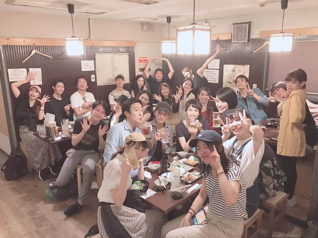 うえむらちかさんのインスタグラム写真 - (うえむらちかInstagram)「舞台『The Great Gatsby In Tokyo』﻿ ﻿ 打ち上げも盛り上がりました🍻﻿ ﻿ 思い返せば稽古の後にみんなでご飯、パンケーキ、呑み、人狼ゲームなどなど…﻿ ﻿ こんなにたくさんの人数で﻿ 一つのテーブルについて﻿ 毎日色んなことを話したなあと☺️﻿ ﻿ 誕生日を迎えた瞬間は﻿ 帰りの電車に乗る寸前で﻿ その場にいたみんながハッピーバースデーを歌ってくれるという﻿ 幸せの瞬間でした💕﻿ ﻿ ご飯会ではサプライズでお祝いしてもらい（動画🎥はswipeしてね☞）﻿ ﻿ 本当に学校のクラスメイトみたいで﻿ （いや、実際の学校だとこんなみんなで集まることはなかったけども笑）﻿ 「こんなに仲の良い座組みは珍しい」と﻿ みんな口を揃えて言っていました❣️﻿ ﻿ ﻿ この繋がったご縁を大切にして﻿ またみんなと一緒の舞台に立てるように﻿ 今日からまた頑張っていきたいと思います‼️﻿ ﻿ また会おうね、友よ🤝﻿ ﻿ ﻿ #ギャツビー2019﻿ #舞台 #女優 #お芝居﻿ #ddd青山クロスシアター」10月7日 22時16分 - uemurachika