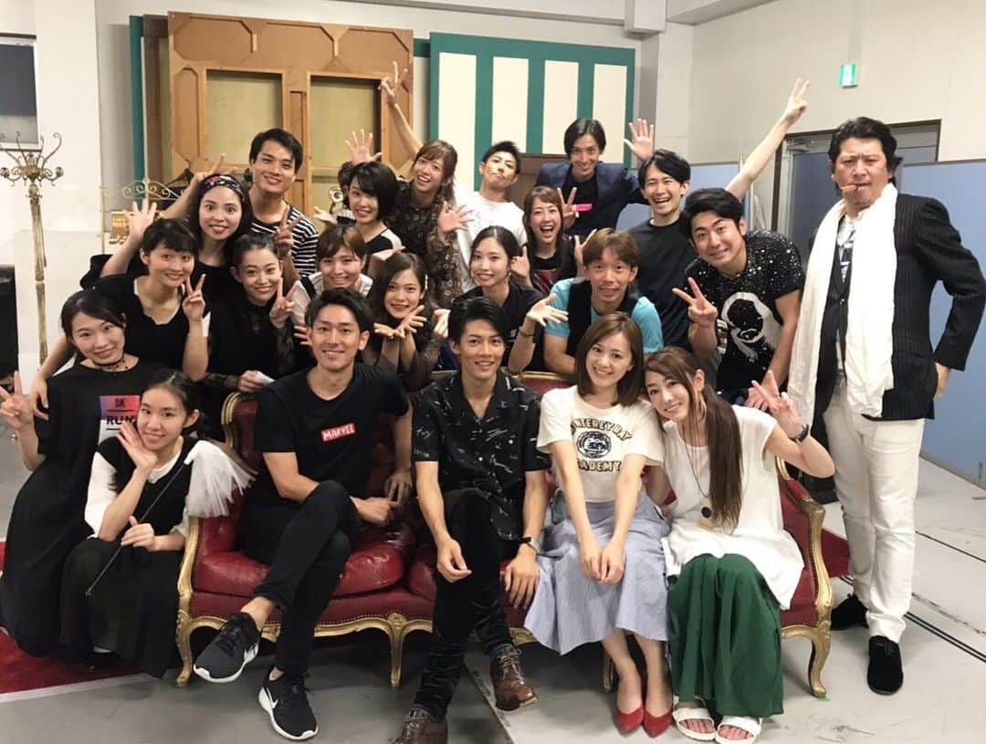 うえむらちかさんのインスタグラム写真 - (うえむらちかInstagram)「舞台『The Great Gatsby In Tokyo』﻿ ﻿ 打ち上げも盛り上がりました🍻﻿ ﻿ 思い返せば稽古の後にみんなでご飯、パンケーキ、呑み、人狼ゲームなどなど…﻿ ﻿ こんなにたくさんの人数で﻿ 一つのテーブルについて﻿ 毎日色んなことを話したなあと☺️﻿ ﻿ 誕生日を迎えた瞬間は﻿ 帰りの電車に乗る寸前で﻿ その場にいたみんながハッピーバースデーを歌ってくれるという﻿ 幸せの瞬間でした💕﻿ ﻿ ご飯会ではサプライズでお祝いしてもらい（動画🎥はswipeしてね☞）﻿ ﻿ 本当に学校のクラスメイトみたいで﻿ （いや、実際の学校だとこんなみんなで集まることはなかったけども笑）﻿ 「こんなに仲の良い座組みは珍しい」と﻿ みんな口を揃えて言っていました❣️﻿ ﻿ ﻿ この繋がったご縁を大切にして﻿ またみんなと一緒の舞台に立てるように﻿ 今日からまた頑張っていきたいと思います‼️﻿ ﻿ また会おうね、友よ🤝﻿ ﻿ ﻿ #ギャツビー2019﻿ #舞台 #女優 #お芝居﻿ #ddd青山クロスシアター」10月7日 22時16分 - uemurachika