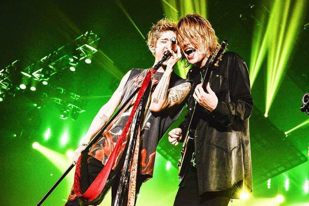 ONE OK ROCK WORLDさんのインスタグラム写真 - (ONE OK ROCK WORLDInstagram)「■EYE OF THE STORM JAPAN TOUR 2019-2020  宮城, 宮城セキスイハイムスーパーアリーナ(2日目) _ @10969taka 仙台2日目！ありがとう！ 愛でしかないね。本当に！ おかげでビックリ腰がよくなりました！😋 @ruihashimoto @oneokrockofficial _ @toru_10969 またなぁ〜仙台！！2日間ありがとう🔥🔥 📸 @ruihashimoto _ @tomo_10969 仙台2日目🔥 限界突破。というより 限界なんてないんだね。 この場所に立てばどこまでも みんなが連れて行ってくれるね。  最高の時間。 仙台大好き。ありがとう✨  @ruihashimoto 📸  #画伯少年 #スリーポイントシュート #びっくり腰 _ @ryota_0809 仙台2日間ありがとう！！！ いや〜出し切った。 ほんまに楽しかったわ〜😎！ 今日は爆睡やな...みんなもゆっくり休みや〜おやすみ😴💤 Photo by @ruihashimoto  _ @10969taka Sendai Day 2!  Thank you!  It is nothing but love. truly!  Thanks to that,my waist is getting better now I was surprised! 😋 @ruihashimoto @oneokrockofficial  _ @toru_10969 See you next time Sendai! !  Thank you for the 2 days 🔥🔥 📸 @ruihashimoto  _ @tomo_10969 Sendai Day 2  Break through the limits. Instead of saying that there are no limits. When we stand in this place,we will cheer up with everyone of you. Incredible time.  I love Sendai.  Thank you  @ruihashimoto 📸 #画伯少年 #スリーポイントシュート #びっくり腰  _ @ryota_0809 Sendai Thank you for 2 days! ! !  Ah ~ finally made it.  I really enjoyed it!  Today I'm going to have a nice sleep ... You guys  have a good rest too ~ Good night 😴💤 Photo by @ruihashimoto  #oneokrockofficial #10969taka #toru_10969 #tomo_10969 #ryota_0809 #fueledbyramen #eyeofthestorm #eyeofthestormjapantour20192020」10月7日 22時15分 - oneokrockworld