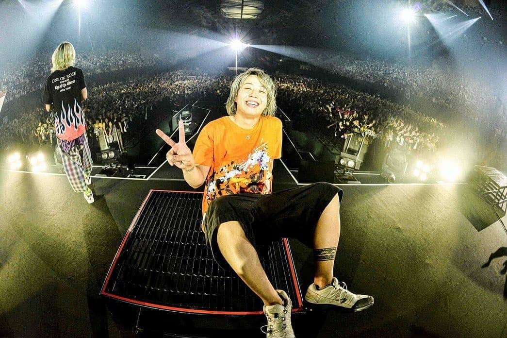 ONE OK ROCK WORLDさんのインスタグラム写真 - (ONE OK ROCK WORLDInstagram)「■EYE OF THE STORM JAPAN TOUR 2019-2020  宮城, 宮城セキスイハイムスーパーアリーナ(2日目) _ @10969taka 仙台2日目！ありがとう！ 愛でしかないね。本当に！ おかげでビックリ腰がよくなりました！😋 @ruihashimoto @oneokrockofficial _ @toru_10969 またなぁ〜仙台！！2日間ありがとう🔥🔥 📸 @ruihashimoto _ @tomo_10969 仙台2日目🔥 限界突破。というより 限界なんてないんだね。 この場所に立てばどこまでも みんなが連れて行ってくれるね。  最高の時間。 仙台大好き。ありがとう✨  @ruihashimoto 📸  #画伯少年 #スリーポイントシュート #びっくり腰 _ @ryota_0809 仙台2日間ありがとう！！！ いや〜出し切った。 ほんまに楽しかったわ〜😎！ 今日は爆睡やな...みんなもゆっくり休みや〜おやすみ😴💤 Photo by @ruihashimoto  _ @10969taka Sendai Day 2!  Thank you!  It is nothing but love. truly!  Thanks to that,my waist is getting better now I was surprised! 😋 @ruihashimoto @oneokrockofficial  _ @toru_10969 See you next time Sendai! !  Thank you for the 2 days 🔥🔥 📸 @ruihashimoto  _ @tomo_10969 Sendai Day 2  Break through the limits. Instead of saying that there are no limits. When we stand in this place,we will cheer up with everyone of you. Incredible time.  I love Sendai.  Thank you  @ruihashimoto 📸 #画伯少年 #スリーポイントシュート #びっくり腰  _ @ryota_0809 Sendai Thank you for 2 days! ! !  Ah ~ finally made it.  I really enjoyed it!  Today I'm going to have a nice sleep ... You guys  have a good rest too ~ Good night 😴💤 Photo by @ruihashimoto  #oneokrockofficial #10969taka #toru_10969 #tomo_10969 #ryota_0809 #fueledbyramen #eyeofthestorm #eyeofthestormjapantour20192020」10月7日 22時15分 - oneokrockworld