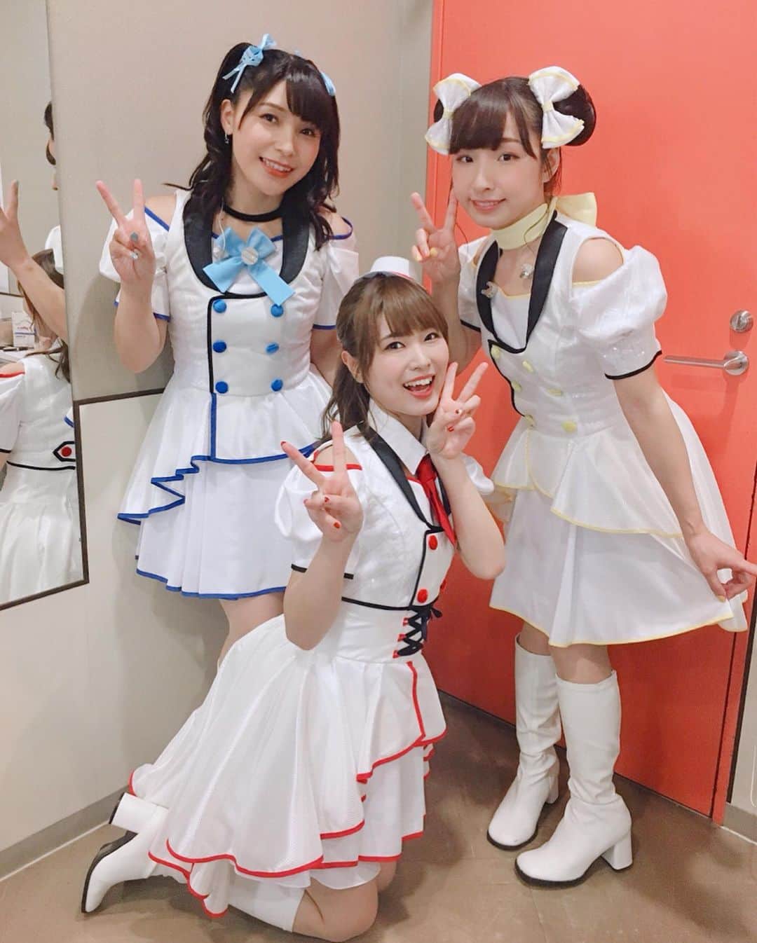 新田恵海さんのインスタグラム写真 - (新田恵海Instagram)「大好きな1000ちゃんファミリーのお写真！  ミリオちゃんのまいまいと、プリマちゃんのあやっぺ❤️💛 私にとって、特別なふたり♬ それぞれタイプの違う私たちだけど、尊敬できるところばかり...！ 安心と元気をくれる存在です☺️ 2人がいるから私は1000ちゃんで居られます💙 いつも本当にありがとう✨  そして、キャスターAさんの神白石premium稔💚  いろんなところでお世話になりまくっている先輩と、初めて2人で歌わせていただきました🎤⭐️🎤 「STAR≡☆TRAIN」楽しかったなぁ...！ 「フリフリ♪FEVER NIGHT」も最高すぎた！！ 稔、輝いてました🤩  頼りない座長だけど、大好きなみんなが支えてくれて、本当に幸せ者だなぁと感じます💕 これからもどうぞよろしくね🌈  #1000ちゃん」10月7日 22時15分 - tnstagram1210