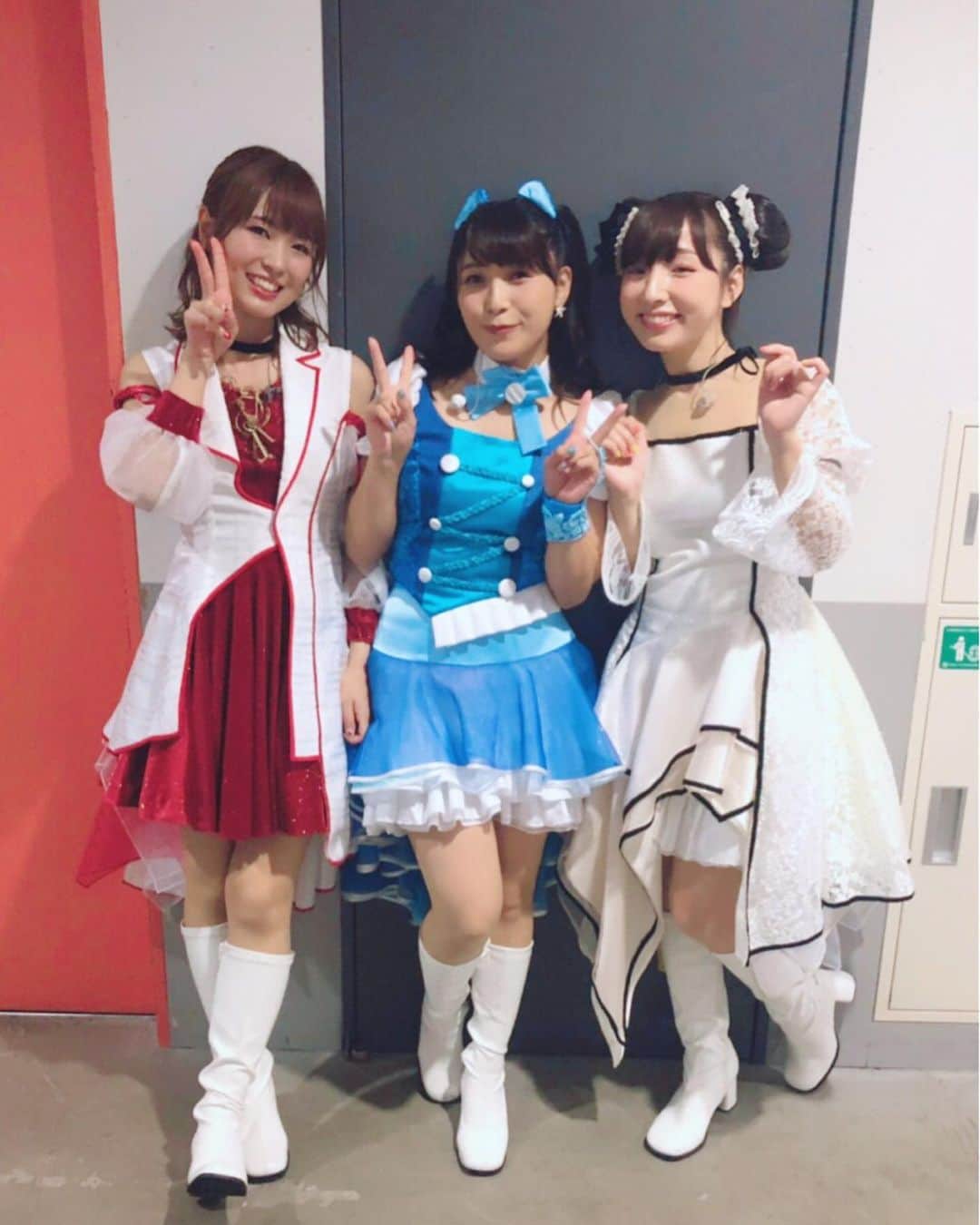 新田恵海さんのインスタグラム写真 - (新田恵海Instagram)「大好きな1000ちゃんファミリーのお写真！  ミリオちゃんのまいまいと、プリマちゃんのあやっぺ❤️💛 私にとって、特別なふたり♬ それぞれタイプの違う私たちだけど、尊敬できるところばかり...！ 安心と元気をくれる存在です☺️ 2人がいるから私は1000ちゃんで居られます💙 いつも本当にありがとう✨  そして、キャスターAさんの神白石premium稔💚  いろんなところでお世話になりまくっている先輩と、初めて2人で歌わせていただきました🎤⭐️🎤 「STAR≡☆TRAIN」楽しかったなぁ...！ 「フリフリ♪FEVER NIGHT」も最高すぎた！！ 稔、輝いてました🤩  頼りない座長だけど、大好きなみんなが支えてくれて、本当に幸せ者だなぁと感じます💕 これからもどうぞよろしくね🌈  #1000ちゃん」10月7日 22時15分 - tnstagram1210