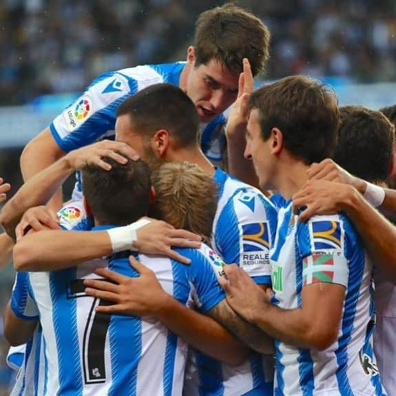 アシエル・イジャラメンディのインスタグラム：「Zuen lan ta sakrifiziuakin oso HARRO! ¡Orgulloso de todos vosotros! Aupa zuek! Aupa @realsociedad 💪💪💙⚪️」