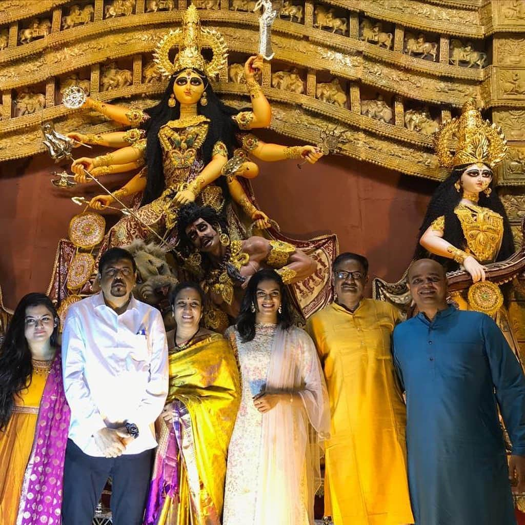 シンドゥ・プサルラさんのインスタグラム写真 - (シンドゥ・プサルラInstagram)「It was an absolute amazing visit to Kolkata for the Durga Puja invited by Sujit Bose ji .  Thank you for inviting me and felicitating me on this occasion sir🙏🏻 .Wearing @osaabyadarsh @pw_pr jewellery @zariinjewelry  styled by @bornaliicaldeira  #Kolkata#durgapuja#oneofthebest#dasara2019#🙏🏻」10月7日 22時32分 - pvsindhu1