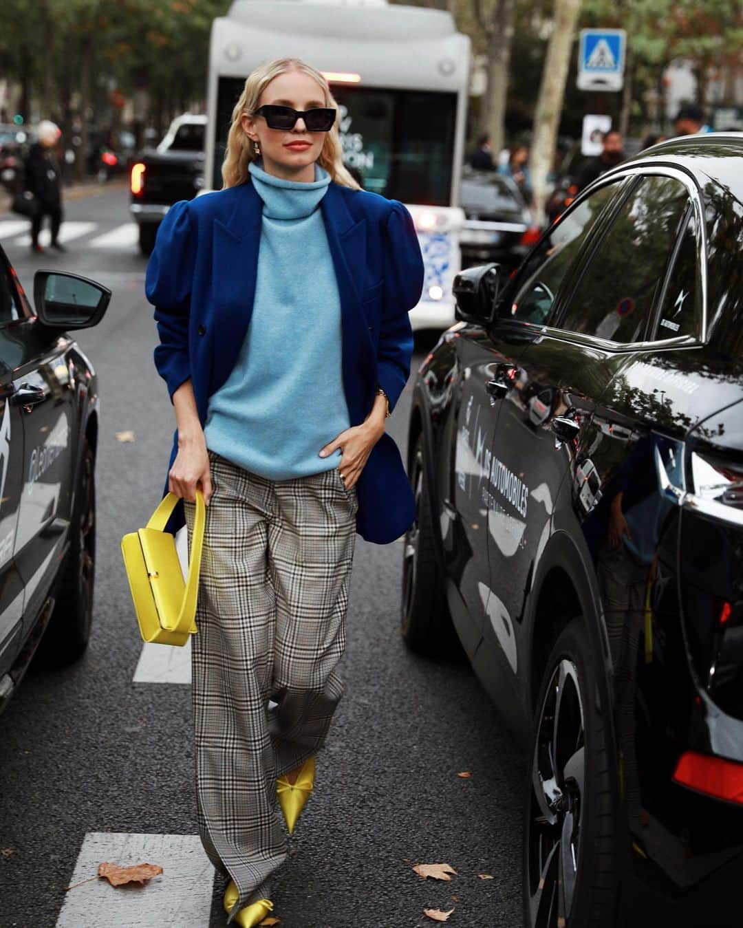 レオニー・ハンネさんのインスタグラム写真 - (レオニー・ハンネInstagram)「Monday blues. 🦋 Anzeige/ What’s your fav blue look from fashion week? @netaporter #NetAPorter #TheNetSet」10月8日 4時06分 - leoniehanne