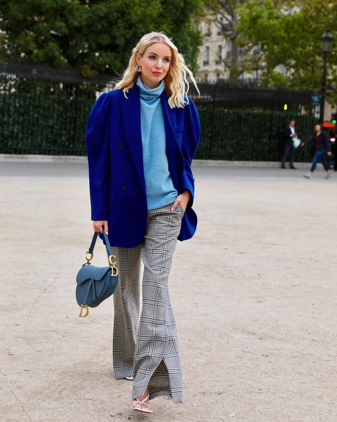 レオニー・ハンネさんのインスタグラム写真 - (レオニー・ハンネInstagram)「Monday blues. 🦋 Anzeige/ What’s your fav blue look from fashion week? @netaporter #NetAPorter #TheNetSet」10月8日 4時06分 - leoniehanne