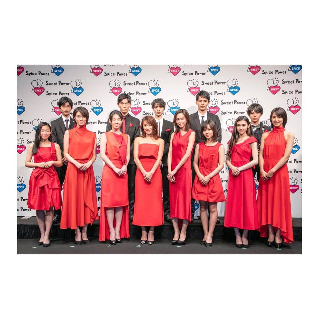 のインスタグラム：「.﻿ 昨日は事務所のイベントでしたよ‼︎﻿ ﻿ 先輩方、後輩達と一緒にステージに立てたこと﻿ とても嬉しく楽しかったです　😊﻿ ﻿ ご来場頂きました皆様ありがとうございました！﻿ ﻿ イベントで履かせて頂いた靴がとても素敵だったのでご紹介😌﻿ ﻿ #ダイアナ」
