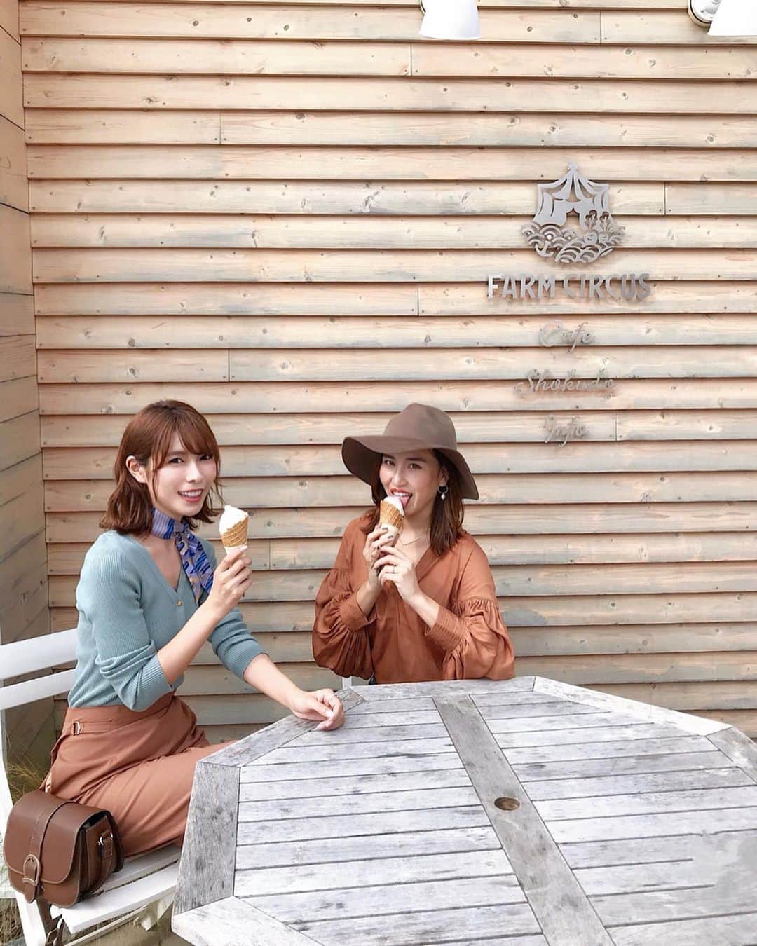 Yuika Matsuさんのインスタグラム写真 - (Yuika MatsuInstagram)「. . . ソフトクリームが大好きで 地方のロケとかに行って ご当地ソフト🍦があったら 絶対に食べちゃう派🙋🏻‍♀️❤︎ . . #フルーツフラワーパーク のは 今はイチゴのだったよ🍓 . . . . . . tops @urs_official  #ユアーズ #urs_styling  #2way細リブvネックカーディガン  #urs_official #秋コーデ  #神戸 #kobe #三田 #三田カフェ #farmclrcus」10月7日 22時39分 - yuika00802