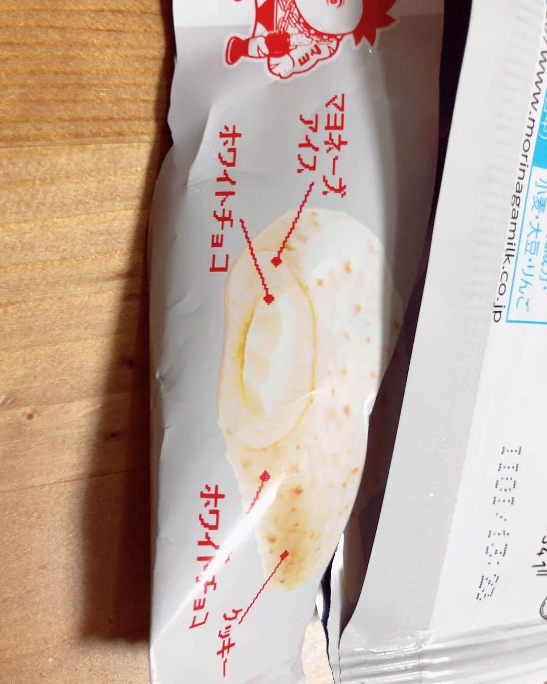 前田玲奈さんのインスタグラム写真 - (前田玲奈Instagram)「#morinaga #カロリーモンスター #チェリオクリーミーマヨネーズ #日本初 私内での話題沸騰！マヨネーズ味のアイスが出る日が来るなんて… これは森永内部に極度のマヨラーかいたずら好きの妖精さんがいるな？！もしくはくじ引きで決めたか？！？！ 気になるのは味だと思うんですが、、、 まさかの、、、 美味しいです◎  言われないと正直わかんないかも！ 基本的には甘いホワイトチョコのアイス！後味に若干のマヨネーズ（笑） 正直そのバランスがすごく美味しいので、 救済措置にホワイトチョコががっつり入っていたのですが、逆に甘すぎるし、アイス成分が薄くなるので無くてもいいかな？って思いました✨それくらいアイスが意外と美味しかったので拍手👏🏻👏🏻👏🏻 くじ引きで「マヨネーズ」と「ホワイトチョコ」を引いてくれて（想像）、試行錯誤してここにたどり着いてくれて、ありがとうございます！！！（笑） #アイ活 #icecream #コンビニアイス #新作アイス #変わり種アイス #307kcalと書いてありますが気のせいだと思います 🥚」10月7日 23時00分 - maedarena_ice