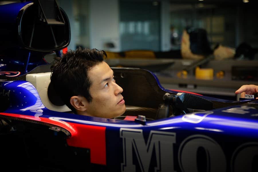 山本尚貴のインスタグラム：「今週末、鈴鹿サーキットで開催されるF1日本GPのFP1への出走が本日正式にアナウンスされました。 僕の気持ちは公式リリースでのコメントの通りではありますが、改めてこのInstagramを通して皆さんにもお伝えしたいと思います。  今回このような素晴らしい機会を僕に与えてくださり、ご尽力頂きました皆様、そして今回の僕の挑戦に際してご理解くださいました関係各位に心から感謝申し上げます。  それから昨年ダブルタイトルを獲得させてくれたTEAM MUGEN、TEAM KUNIMITSUそしてパートナーのジェンソンバトン選手にも改めて感謝の思いでいっぱいです。  プラス、マイナス様々な意見や感想があることは僕も重々承知していますが、それでも自分の思いに正直になり、たくさんの方々がこのチャンスを僕に与えてくださったので思い切りやらせて下さい！  週末の鈴鹿は台風次第では観戦される方は大変な思いをされてしまうかもしれませんね。移動等くれぐれもお気を付けて。  ここまで僕を応援してくださった全ての皆さんの想いを乗せて貴重な母国GPのグランプリウィークを過ごしていきたいと思います。 F1ファンの皆さん、そして国内外のレースファンの皆さんもどうぞ宜しくお願いします！📣 . . . Finally I'm delighted to annouce that I'll drive a Formula 1 machine in FP1 at JAPANESE GP from @tororosso.  First of all I would like to express my gratitude to ToroRosso and @redbull and Honda.  And of course, I'm grateful to TEAM MUGEN, TEAM KUNIMITSU, teammates Mr.Jenson Button and all the fans who have always supported me. With your big supports, I have earned such a great opportunity!  I'm willing to see you in Suzuka👋🇯🇵 Ciao tutti🇮🇹 Ci vediamo a Suzuka👋」