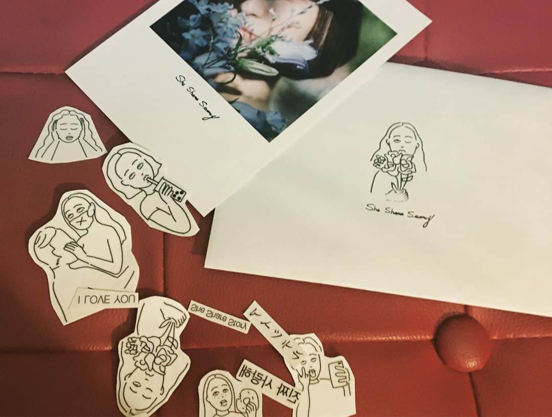 渡邊りつさんのインスタグラム写真 - (渡邊りつInstagram)「#day . 前にも使った #SheShareStory の タトゥーシール 🕯✔️「Rakugaki　‐アイシテル‐」シリーズ 最近付けてるよ 🌹 シンプルで繊細な線画デザインが可愛くて、アクセサリー感覚で楽しめるからいいよねぇ ⛓ ナチュラルなハロウィンっぽいメイクにしたくて囲みの赤メイクにしてみた 💯 . ブランドコンセプトは「 SNS世代のみんなでつくる　なりたい私になるためのリアルストーリーアイテム 」 ☺︎☺︎☺︎ . @shesharestory  #タトゥーシール #ワンポイントタトゥー #タトゥー #タトゥー女子 #シンプルタトゥー #tatoo #tattoosticker #타투스티커 #텐바이텐 #線画イラスト #韓国コスメ #コスメマニア #コスメ垢 #手元くら部 #手元コーデ #シンプルコーデ #お洒落好きさんと繋がりたい #雰囲気女子 #ハロウィン #ハロウィンメイク  #PR #トリックオアトリート #halloween  #ハッピーハロウィン #ポイントメイク #ホラーメイク#多重露光 #シャッタースピード」10月7日 23時17分 - w.rw.r