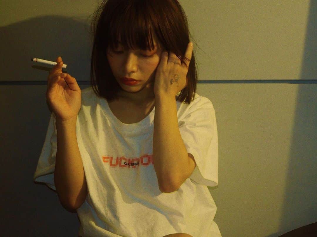 渡邊りつさんのインスタグラム写真 - (渡邊りつInstagram)「#day . 前にも使った #SheShareStory の タトゥーシール 🕯✔️「Rakugaki　‐アイシテル‐」シリーズ 最近付けてるよ 🌹 シンプルで繊細な線画デザインが可愛くて、アクセサリー感覚で楽しめるからいいよねぇ ⛓ ナチュラルなハロウィンっぽいメイクにしたくて囲みの赤メイクにしてみた 💯 . ブランドコンセプトは「 SNS世代のみんなでつくる　なりたい私になるためのリアルストーリーアイテム 」 ☺︎☺︎☺︎ . @shesharestory  #タトゥーシール #ワンポイントタトゥー #タトゥー #タトゥー女子 #シンプルタトゥー #tatoo #tattoosticker #타투스티커 #텐바이텐 #線画イラスト #韓国コスメ #コスメマニア #コスメ垢 #手元くら部 #手元コーデ #シンプルコーデ #お洒落好きさんと繋がりたい #雰囲気女子 #ハロウィン #ハロウィンメイク  #PR #トリックオアトリート #halloween  #ハッピーハロウィン #ポイントメイク #ホラーメイク#多重露光 #シャッタースピード」10月7日 23時17分 - w.rw.r