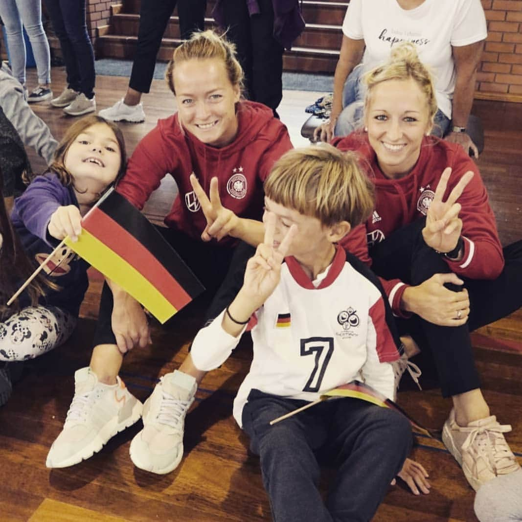 Kathy Hendrichのインスタグラム：「Zu Besuch in einer deutschen Schule in Thessaloniki 🇬🇷✌️ #schulbesuch #dfb #thessaloniki #benno」