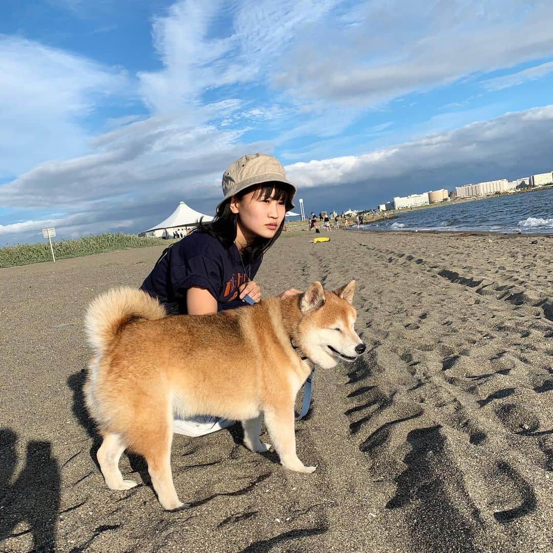 大関れいかさんのインスタグラム写真 - (大関れいかInstagram)「. すっぴんおばさんと犬の思い出たち🐶 この前パパの誕生日なので 実家へ帰ってみんなで久しぶりに ガッツの散歩した〜。 うちの犬が世界一かわみ👼❤️ 喜んでた、すき。 #犬と我のめもりー#ガッツ #shibainu#shibastagram」10月7日 23時34分 - _reikaoozeki