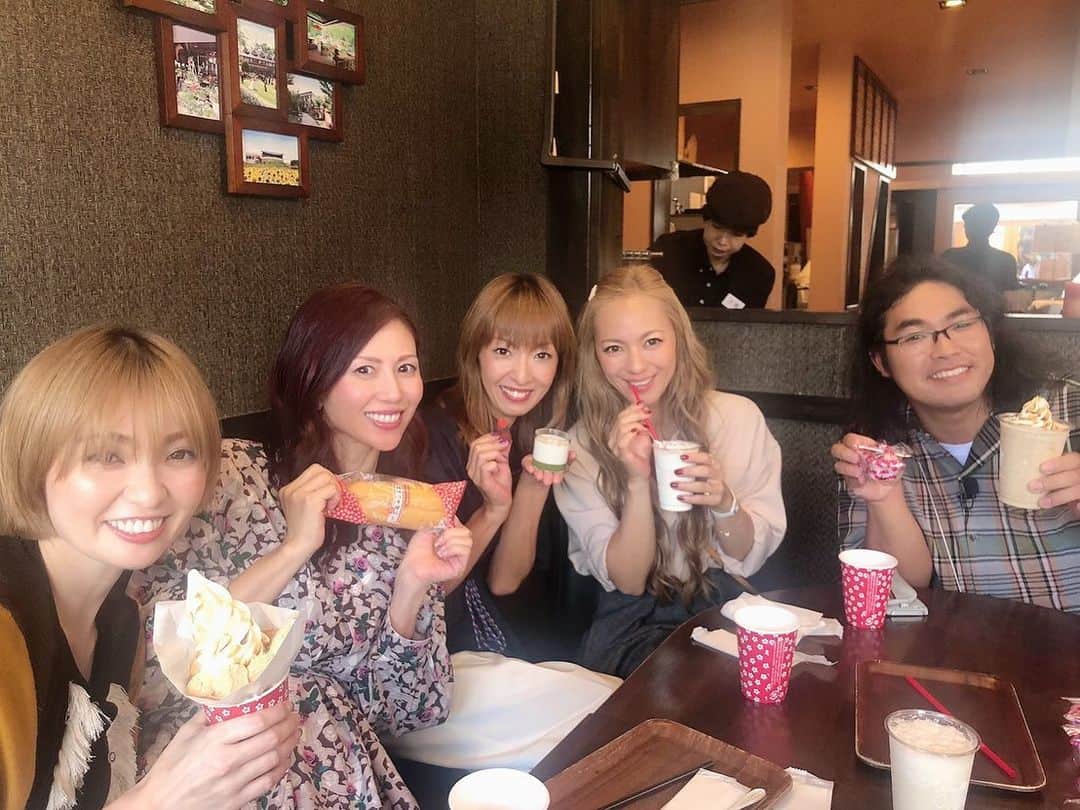 LINAさんのインスタグラム写真 - (LINAInstagram)「なりゆき街道旅を 見てくれた皆さんありがとう♡ ハライチ澤部さんと ロッチの中岡さんと 一緒に 秋の甲府を満喫してきました！ 皆さん 同世代ということで オープニングから心が和み 学生の頃の同級生と 旅に出かけたような 気持ちになり ホント楽しい旅になりました！ 番組では 生意気に呼び捨てにして ゴメンね、笑 またお仕事で一緒になったら 宜しくお願いします！ #MAX#NANA#MINA#REINA#LINA #ハライチ#澤部佑 #ロッチ#中岡創一 #なりゆき街道旅 #甲府#秋 #想い出いっぱい」10月7日 23時34分 - xxlina_now