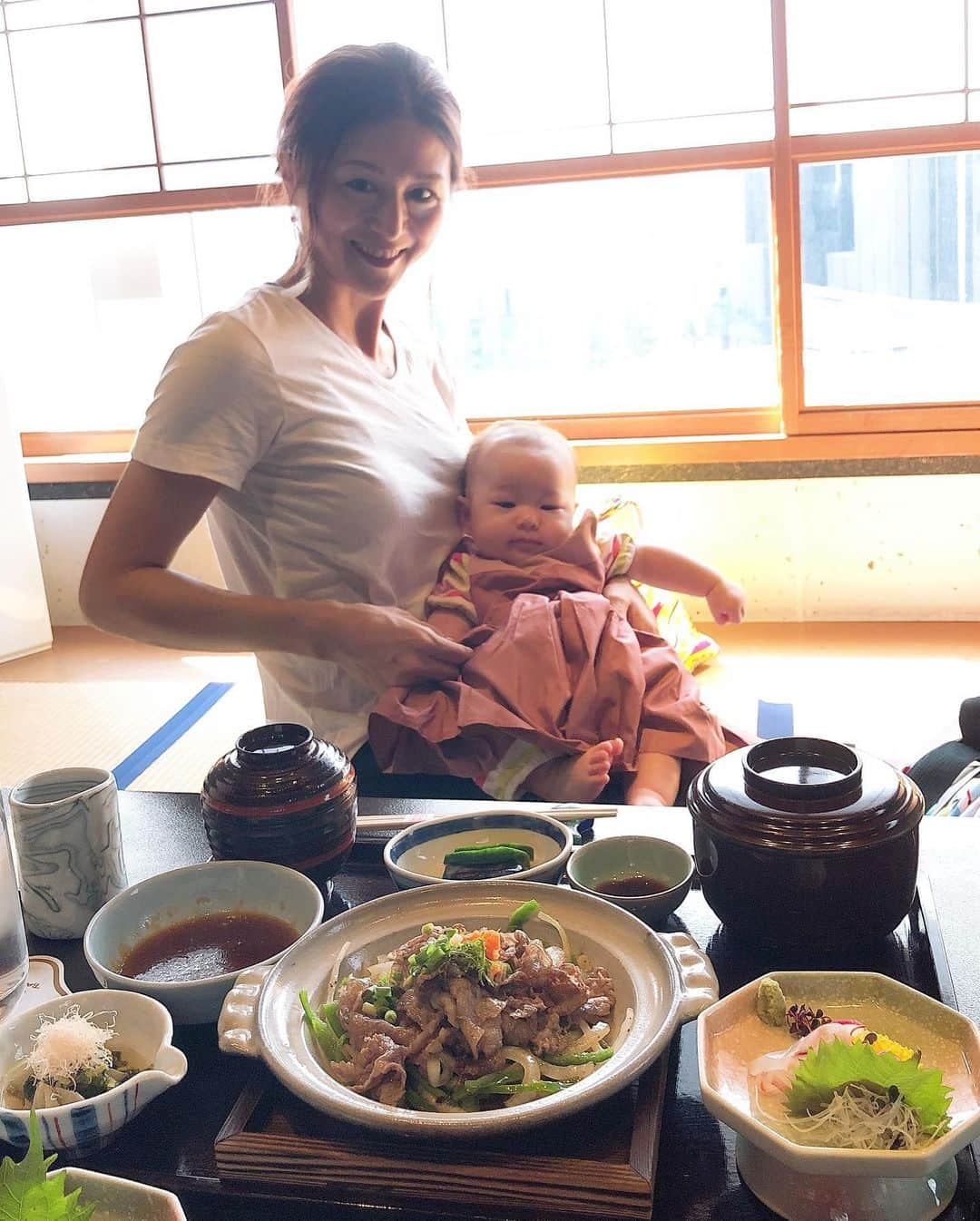 庄司ゆうこさんのインスタグラム写真 - (庄司ゆうこInstagram)「今日は経営者仲間の美由紀さんとランチ❣️美由紀さんは7月に出産したばかりでベビちゃんは生後3ヶ月✨ ももちゃんが大きく見えました🤗 仕事と育児をいかに上手く両立するかとか、お互いスピード婚、スピード出産だったのでその時のエピソードなど久しぶりにゆっくり話せました(^^) ももちゃん電車大好きで行きも帰りも景色眺めて終始ご機嫌でした❣️ 新宿サザンタワー4階にある今半の個室座敷もバスタオルや座布団など用意してくれて子連れランチには最高だよっ🤗 #女性経営者#女社長#仕事#育児#両立#子連れランチ#女の子ママ#生後3ヶ月#生後5ヶ月#赤ちゃんのいる生活#ママリ#ベビフル#新宿ランチ#今半万窯#サザンタワー」10月7日 23時29分 - yuko.shoji